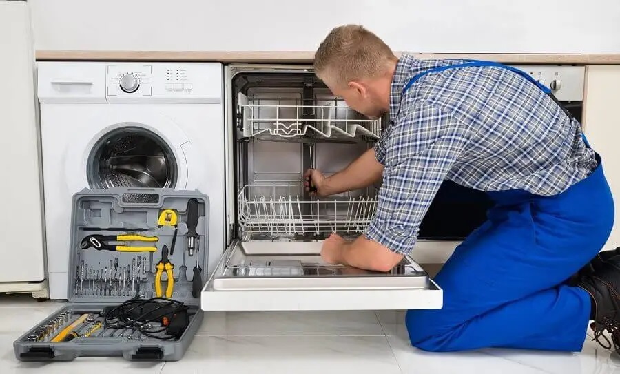 Köşk Maytag servisi teknisyen ekibi beyaz eşya tamiri yaparken